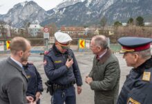 Revierinspektor Christian Schatz erklärt Staatssekretär Florian Tursky, Innenminister Gerhard KARNER und Landespolizeidirektor Helmut TOMAC die Verwendungsvoraussetzung und Funktionsweise der sogenannten „Body-Worn-Camera (BWC)“ © LPD Tirol