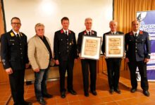 Verleihung der Ehrendienstgrade: v.l.: Kdt. Gerd Guggenberger, Bgm. Johann Windbichler, GFK-Stv. Johann Huber, Ing. Armin Wurzer, Franz Guggenberger und Kdt.-Stv. Thomas Guggenberger© FF St. Lorenzen/Lesachtal, Andreas Lutche (Mannschaftsfoto)