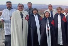 Die Damen und Ritter des Laienordens mit Gastgeber Pfarrer Bernd Wegscheider (ganz rechts) und Diakon Oliver Günther ©Pfarrgemeinderat Gurnitz