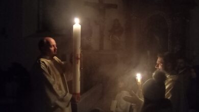 Foto ©Gasper/KK Auferstehungsfeier 2022 - von links: Diakon Oliver Günther mit Pfarrer Bernd Wegscheider