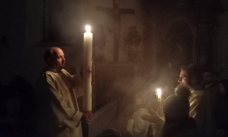 Foto ©Gasper/KK Auferstehungsfeier 2022 - von links: Diakon Oliver Günther mit Pfarrer Bernd Wegscheider