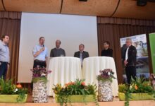 Am Gruppenfoto v.l.: DI (FH) Andreas Nemmert (REVITAL), Harald Zollner (Österr. Bundesforste), Mag. Christian Lilg (Hotelier, Land-/Forstwirt, Jäger), DI Wilfried Strasser (Bezirksforstinspektor), Mag. Thomas Michor (Leitung Weissensee Tourismus), Christopher Gruber (GF ARGE Naturforum 4.0 & GF NLW Tourismus Marketing GmbH) ©Elke Hartweger