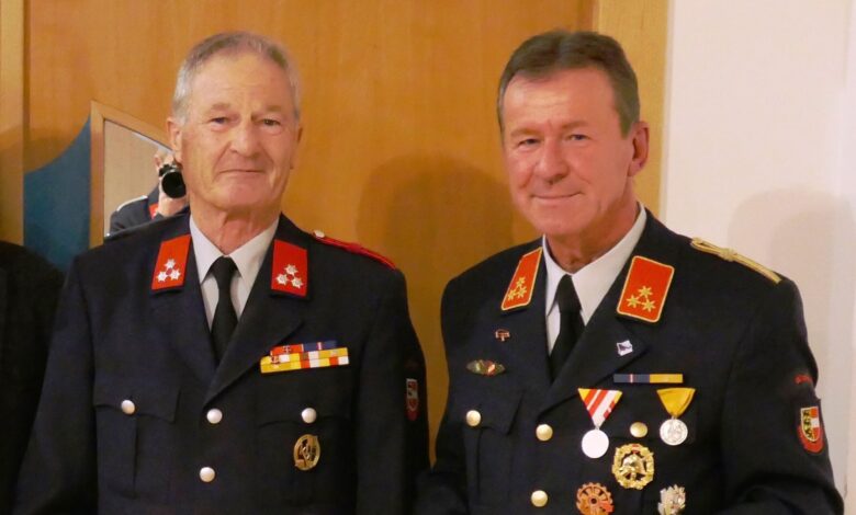 Ehrung E-OBI Kaufmann Sepp mit Kdt. Unterdorfer Fredi © Stützpunkt-Feuerwehr Winklern