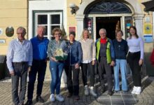 Foto: Karnische Bergwanderführer Von links: Reini, Ossi, Dani mit Abschiedspräsent, Gerlinde, Erni, Christof, Hanni, Mira die “Neue in der Seilschaft”.