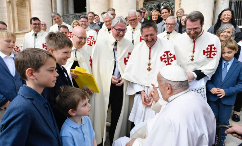 Fotos/KK zVg: Gruppenfoto mit Papst Franziskus Papst Franziskus, "ein Papst zum Angreifen"