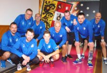 von Links: Teamkapitän Daniel Waldhauser, Martin Oberrauner, dahinter Obmann Werner Rössler und Ilija Lamesic, Rafael Waldhauser, Adolf Pichler, Patrick Geier, Gasper Kragelj und Roman Leitner. ©KSK Klagenfurt-Magdalensberg