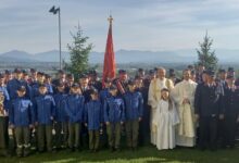 Die Feuerwehrkameradinnen und -kameraden mit Pfarrer Bernd Wegscheider, Diakon Oliver Günther und Ministrantin Sarah Ellersdorfer © Günther Gasper