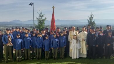 Die Feuerwehrkameradinnen und -kameraden mit Pfarrer Bernd Wegscheider, Diakon Oliver Günther und Ministrantin Sarah Ellersdorfer © Günther Gasper