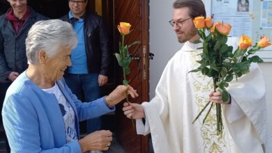 Foto/KK Günther Gasper: Pfarrer Bernd Wegscheider beim Überreichen der „Muttertagsrosen“