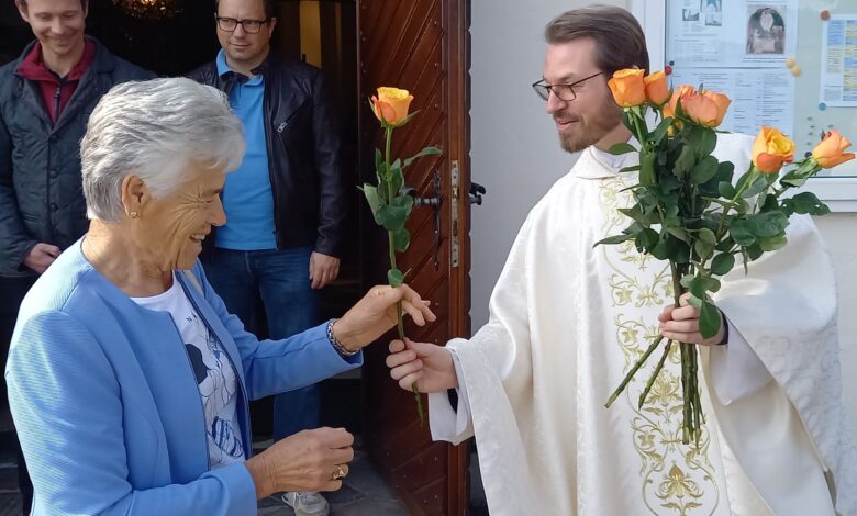 Foto/KK Günther Gasper: Pfarrer Bernd Wegscheider beim Überreichen der „Muttertagsrosen“