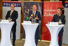 v.l. Landeshauptmann Drexler, Bundesminister Karner und Landespolizeidirektor Ortner bei einer Pressekonferenz in Knittelfeld © LPD/Huber