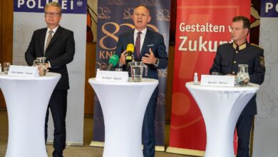 v.l. Landeshauptmann Drexler, Bundesminister Karner und Landespolizeidirektor Ortner bei einer Pressekonferenz in Knittelfeld © LPD/Huber