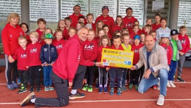 © mjksportmarketing von rechts: Michi Kummer und LAC-Trainer Günther Gasper mit LAC-Kindern