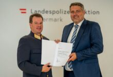 Brigadier Lohnegger erhält von Landespolizeidirektor Ortner das Ernennungsdekret © LPD/Huber