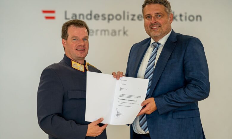 Brigadier Lohnegger erhält von Landespolizeidirektor Ortner das Ernennungsdekret © LPD/Huber