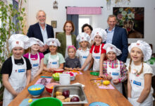 Kinderkochkurs in der Steirerstubn mit Stadtrat Riegler, Landesrätin Schmiedtbauer, GenussHauptstadt-Chefin Waltraud Hutter und Dieter Hardt-Stremayr © Graz Tourismus