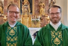 Fotos/KK Gasper Günther: Michael Rossian beim Erteilen des Einzelprimizsegens – und mit dem Gurnitzer Pfarrer Bernd Wegscheider