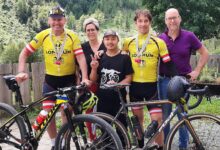 v.l. vorne: Radlwolf, Mansing Rai, Michi, hinten: die Wirtsleute Birgit und Andreas © Michi Kurz