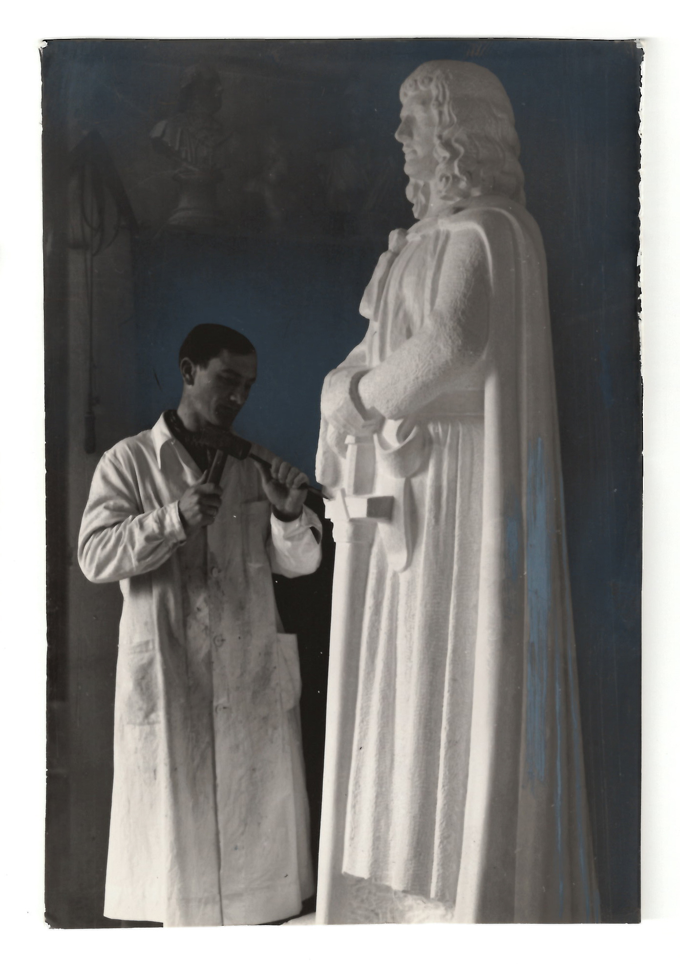 Arnulf Anton Pichler arbeitet an der Standfigur von Herzog Bernhard von Spanheim. © Archiv Elisabeth Scheucher-Pichler