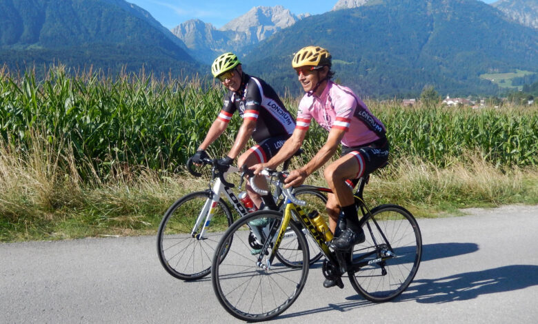 Radlwolf und Michi Kurz vor den Karnischen Alpen ©Radlwolf