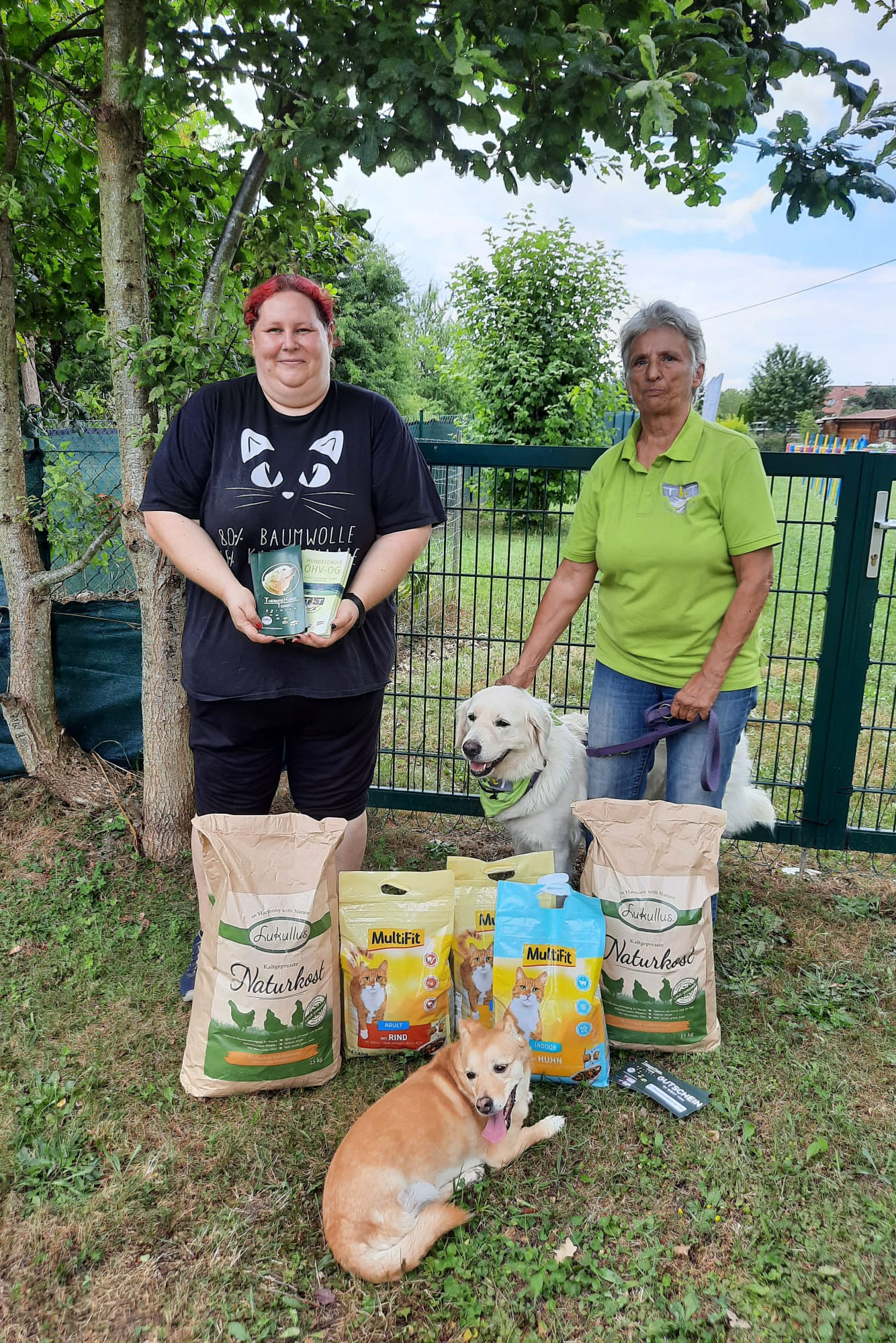 Die Obfrau des Vereins Therapiehunde-Teams Kärnten, Cornelia Lorenz und Manuela
Willenberg von „Tierschutz aktiv Kärnten“ bei der Spendenübergabe. ©Therapiehunde-Teams Kärnten