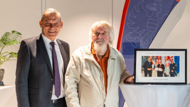 Landespolizeidirektor HR Mag. Helmut Tomac mit Prof. Richard Agreiter | © Polizei Tirol