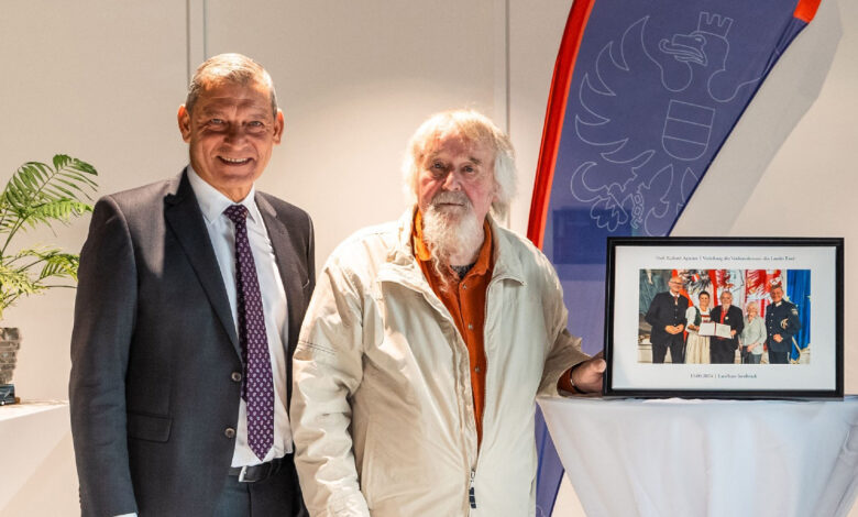 Landespolizeidirektor HR Mag. Helmut Tomac mit Prof. Richard Agreiter | © Polizei Tirol