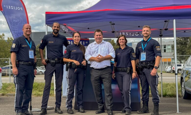 Bundespolizeidirektor Takacs am Recruiting-Stand der steirischen Polizei © LPD Stmk