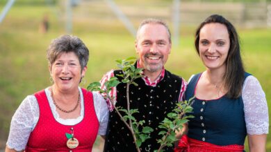 Bgm. Markus Salcher mit den Organisatorinnen des Apfelfestes, Anja Moser und Helga Scheiber © Marktgemeinde Kirchbach