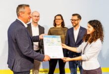 LR Sebastian Schuschnig (ganz links), Beate Sommer von der Österreichischen Postbus AG (2. von rechts) und VCÖ-Expertin Katharina Jaschinsky (ganz rechts) gratulieren den Ausgezeichneten beim VCÖ Mobilitätspreis Kärnten NLW Tourismus Marketing GmbH sowie den Projektpartnern.