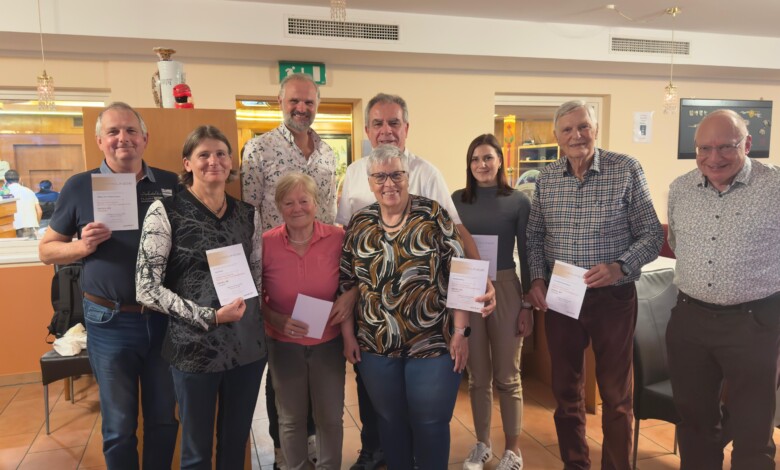 Foto Bluch von links + Anzahl der bereits absolvierten ÖSTA-Abnahmen: Fritz Sporis (33x), Ingrid Bluch (11x), Günther Gasper (Trainer), Gitti Schindler (36x), Silvia Spath (Kampfrichterin), Manfred Widmer (29x), Roxanne Keller (2x), Gerhard Neweklowsky (7x), Gunther Spath (Trainer)