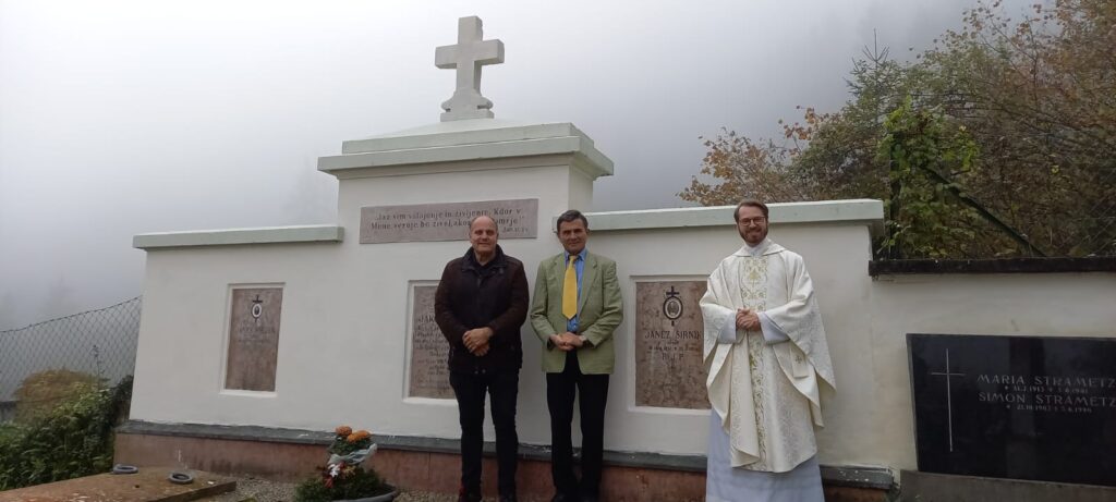 Foto Gasper: Pfarrer Bernd Wegscheider und Diakon Oliver Günther konnten sich von der vorbildlichen Sanierung überzeugen.