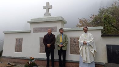 Foto Gasper: Pfarrer Bernd Wegscheider und Diakon Oliver Günther konnten sich von der vorbildlichen Sanierung überzeugen.