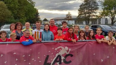 Foto/Günther Gasper: LAC-Kinder mit den Special Olympics Athlet:innen und Trainer Markus Auer