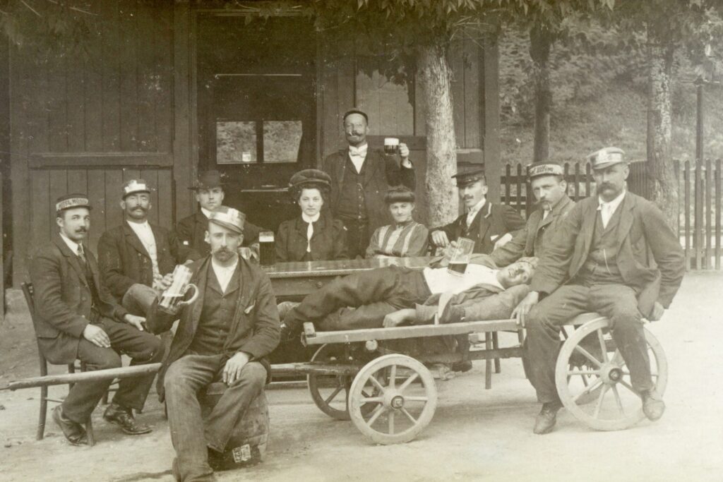 Dienstmänner warten am Bahnhof Velden auf ankommende Gäste. © Veldener Gemeindearchiv