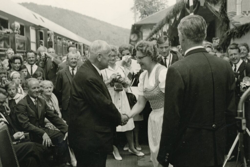 Bundespräsident Adolf Schärf besucht Velden 1964 anlässlich 100 Jahre Südbahn. © Veldener Gemeindearchiv