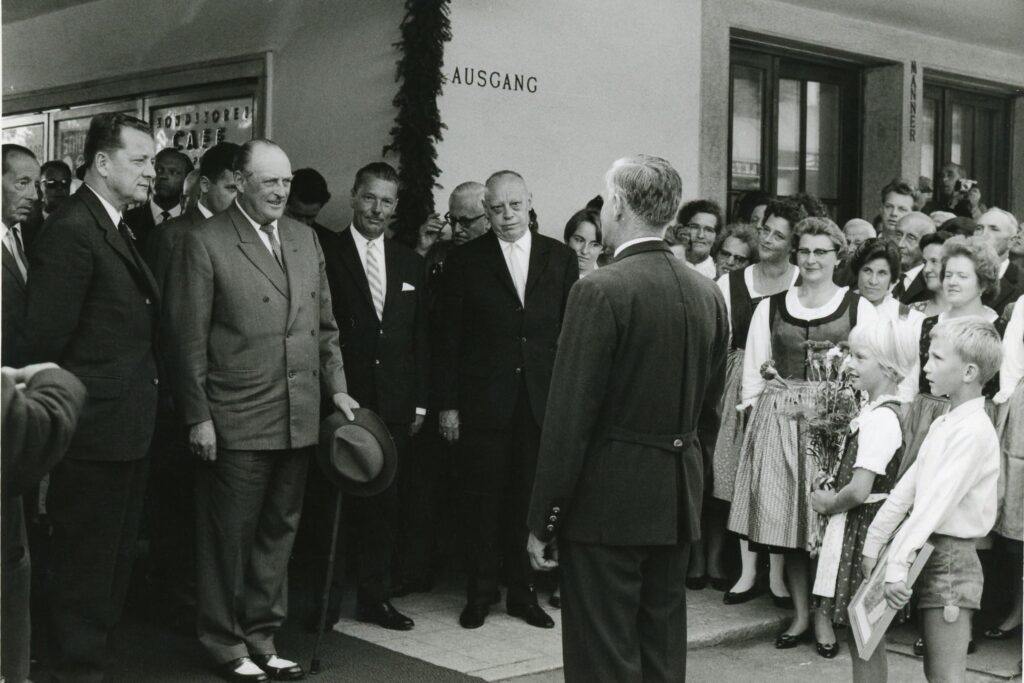 König Olav V. von Norwegen wird am 12. September 1966 in Velden empfangen. Links neben ihm steht Landeshauptmann Hans Sima. © Veldener Gemeindearchiv