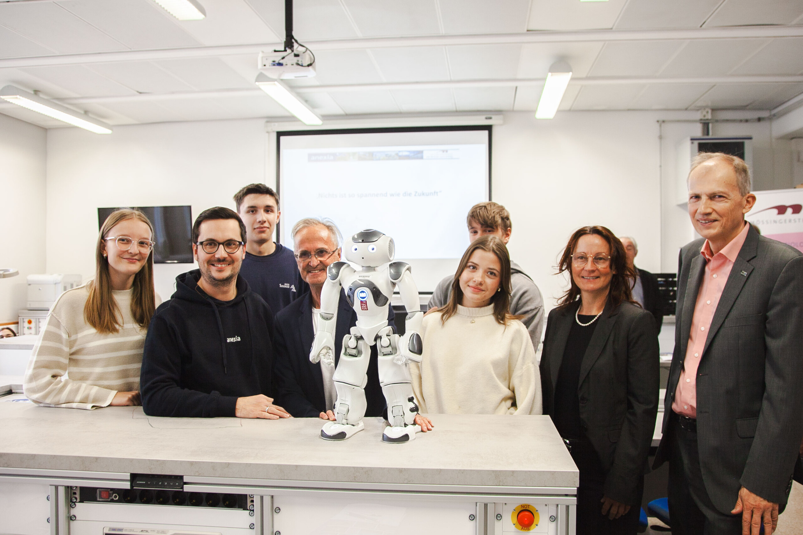 v. l. Alexander Windbichler (CEO von Anexia), Burkhard Grabner (Projektinitiator), Isabella Penz (Bildungsdirektorin des Landes Kärnten) und Hubert Lutnik (Direktor der HTL Mössingerstraße) mit Schüler:innen © Anexia