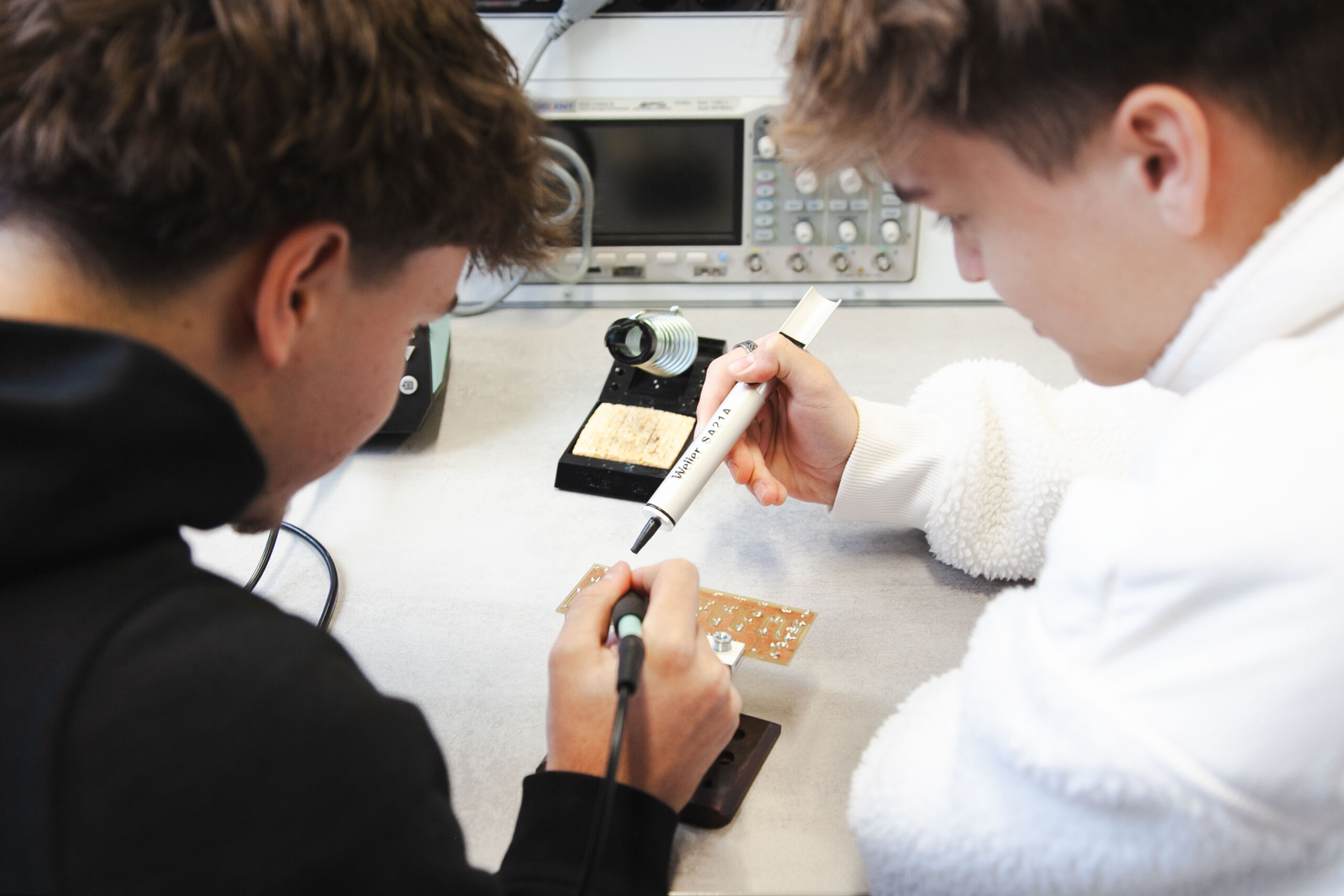 Schüler bei der Arbeit © Anexia