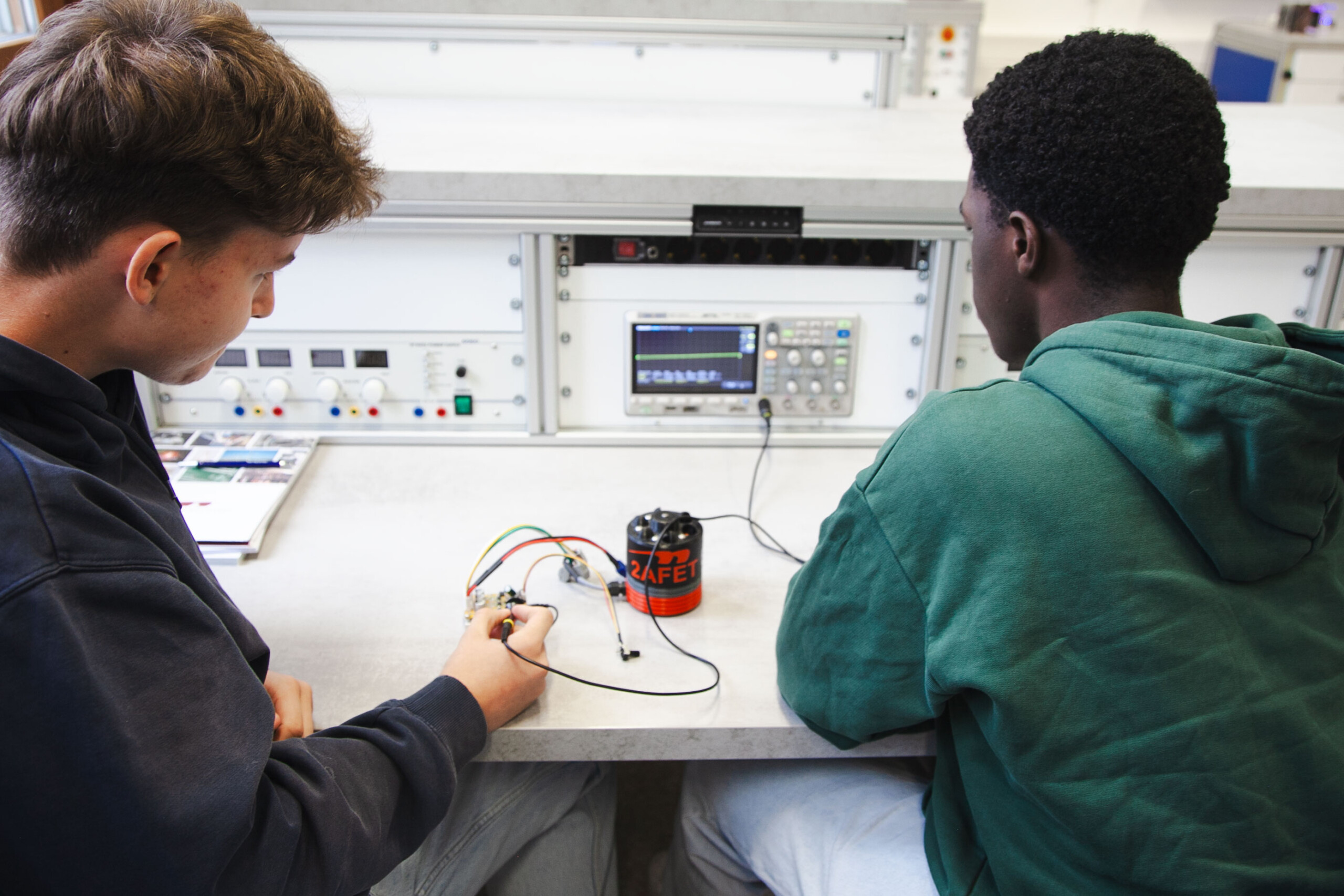 Schüler bei der Arbeit © Anexia