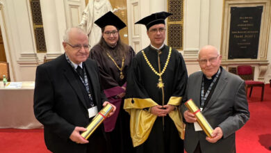 Foto/KK Irmi Wakonig, von links: Heinrich Schnuderl (ebenfalls ein Geehrter), THEOL-Dekanin Katharina Pyschny, Rektor Peter Riedler, Anton Granitzer