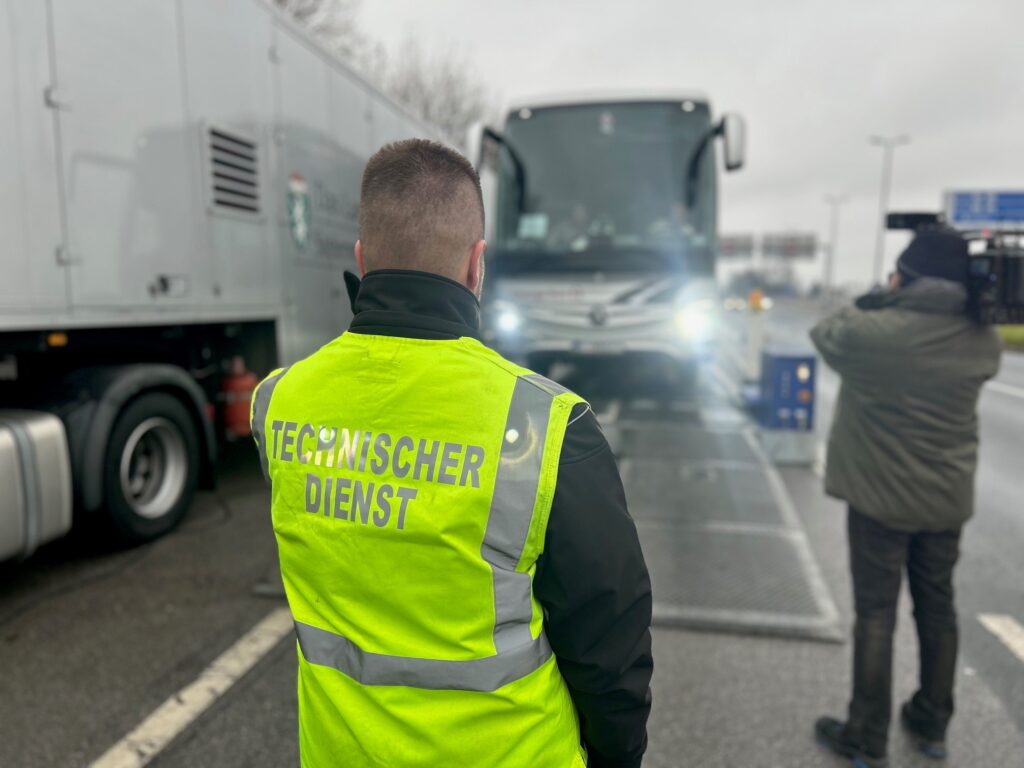 Erstbegutachtung am Kontrollplatz im Bereich Autobahnzubringer Graz-Ost © LPD Stmk