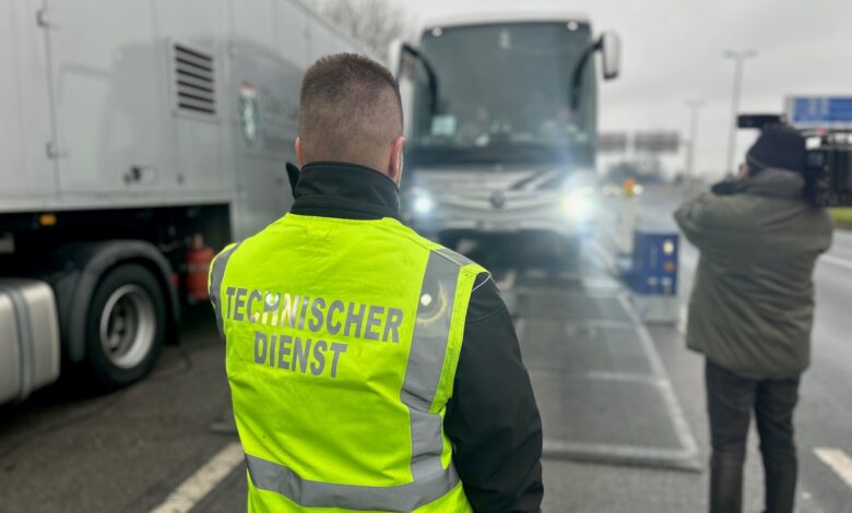 Erstbegutachtung am Kontrollplatz im Bereich Autobahnzubringer Graz-Ost © LPD Stmk