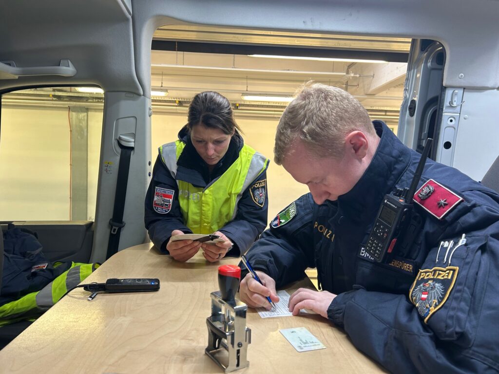 Polizeiliche Kontrolle von Lenk- und Ruhezeiten bzw. Dokumenten © LPD Stmk