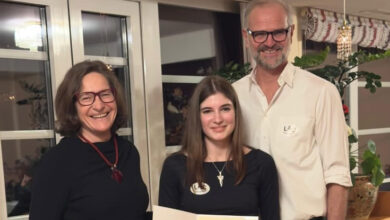 Foto KK/zVg von links: Sportstadträtin Constance Mochar, Dreispringer Elisabeth Bluch und ihr Trainer Günther Gasper