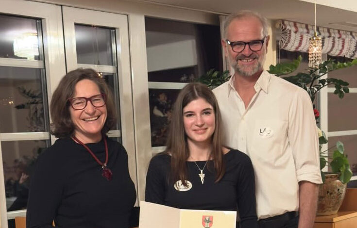 Foto KK/zVg von links: Sportstadträtin Constance Mochar, Dreispringer Elisabeth Bluch und ihr Trainer Günther Gasper