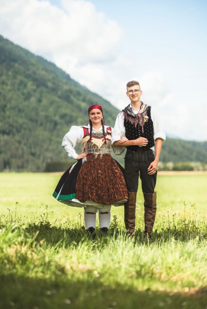 Julia Ferlitsch mit Sebastian Kassin am Vorderberger Kirchtag. © Tamara Jarnig