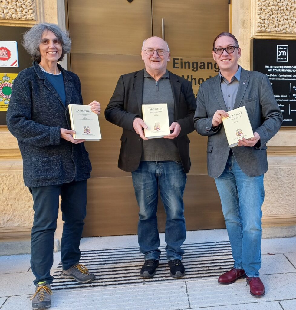 Das Redaktionsteam der Carinthia I: Renate Jernej, Geschichtsvereinsdirektor Wilhelm Wadl und Martin Stermitz. © Geschichtsverein/Heidi Rogy