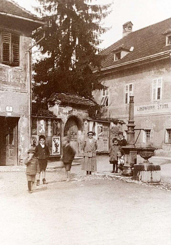 So holte man damals Wasser. Ein Auslaufbrunnen am Klagenfurter Pfarrplatz um 1910. © KLA, Hudelist Christian; Bildquellensammlung