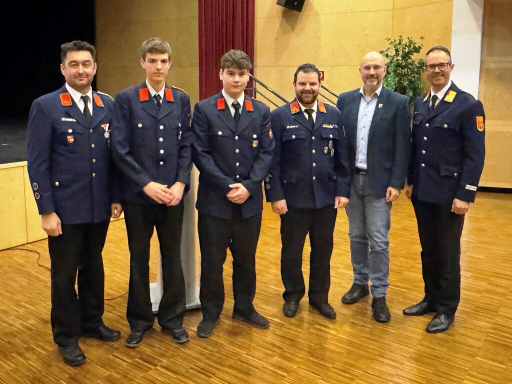 Beförderung FM: v.l.: Kdt-Stv. Thomas Winkler, Noah Kogler, Luca Seiwald, Kdt. Günther Martin, Bgm. Mag. (FH) Josef Zoppoth, BFK-Stv. Gerd Guggenberger © FF Kötschach-Mauthen